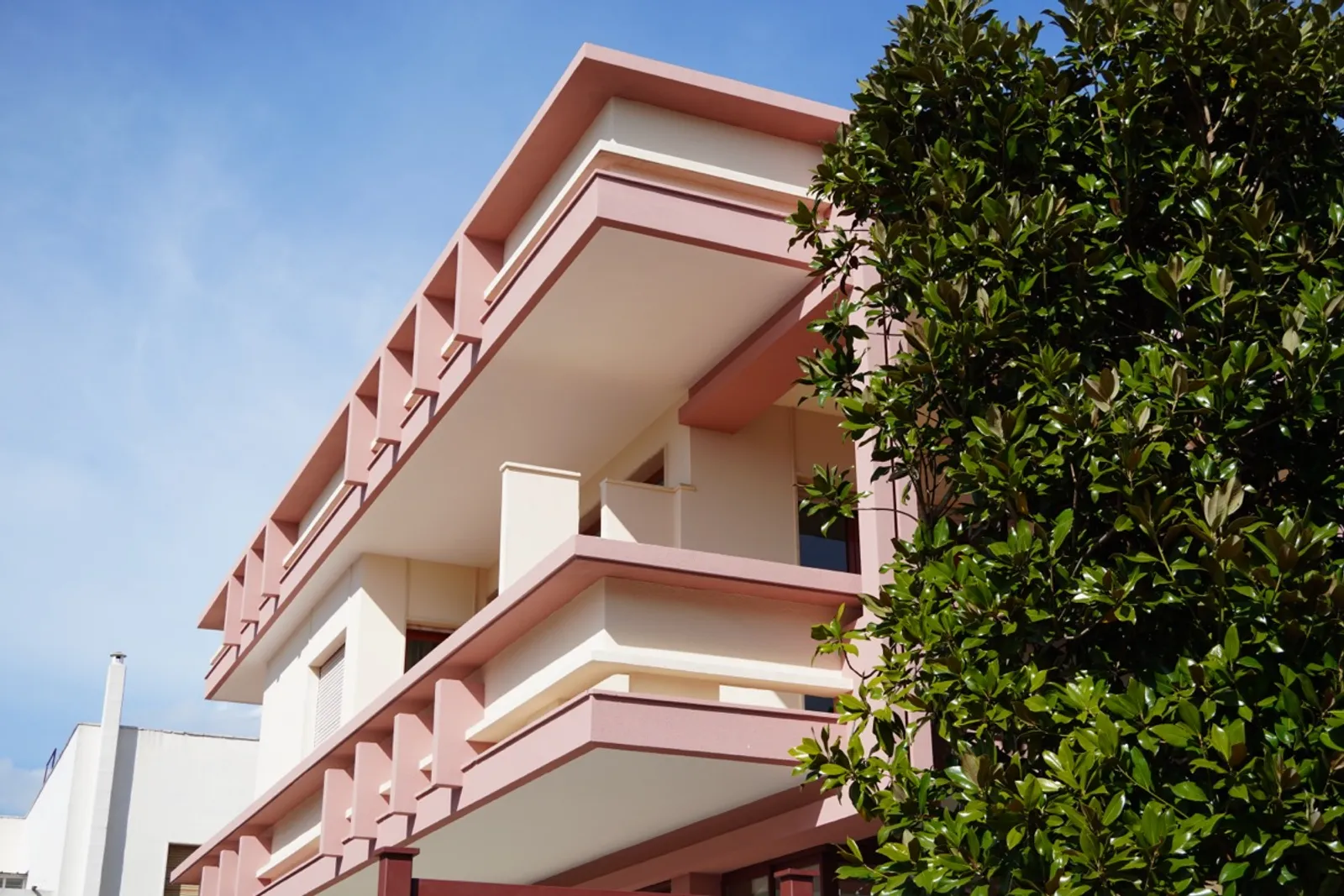 Esterno della struttura Lares Cohousing con balconi e architettura mediterranea