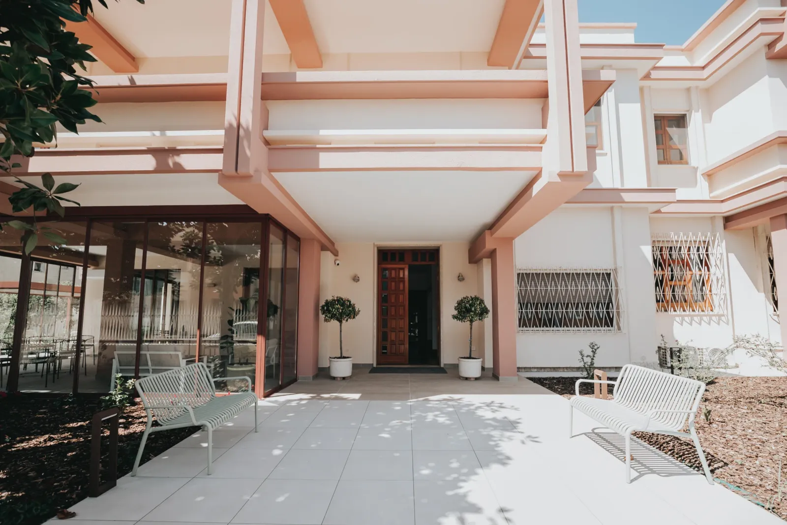 Ingresso della residenza Lares Cohousing in Salento