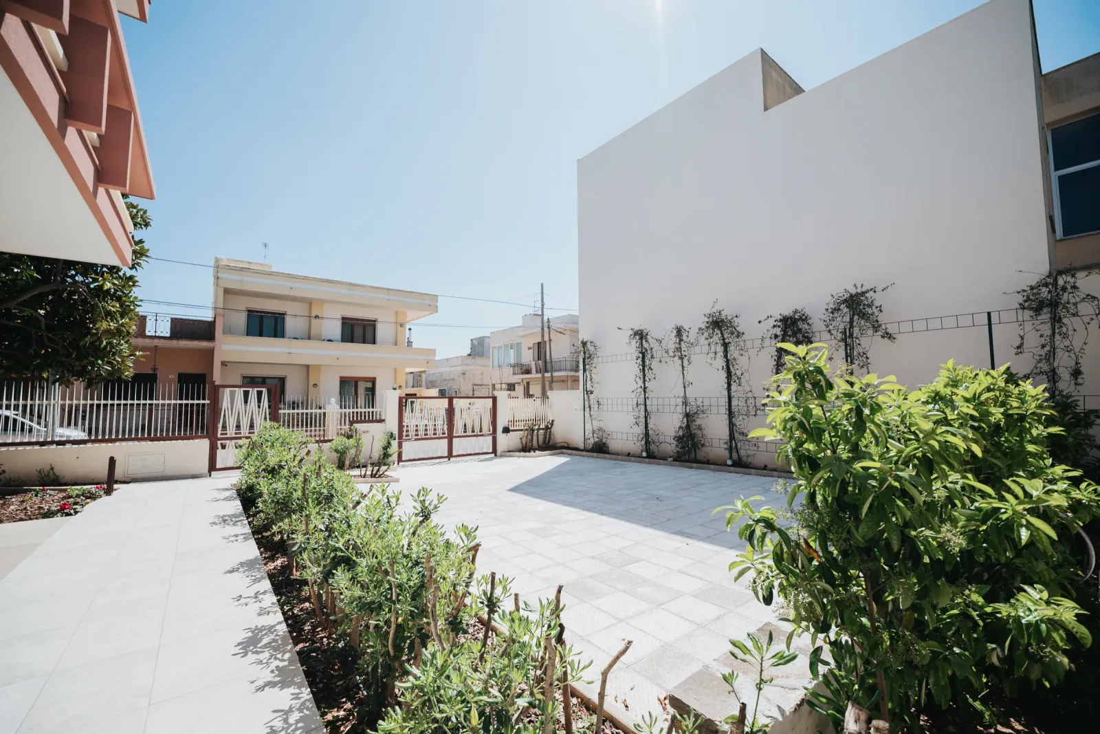 Parcheggio interno del Lares Cohousing in Salento