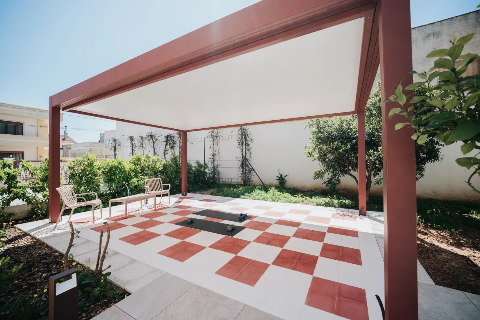 Pergolato conviviale del Lares Cohousing in Salento