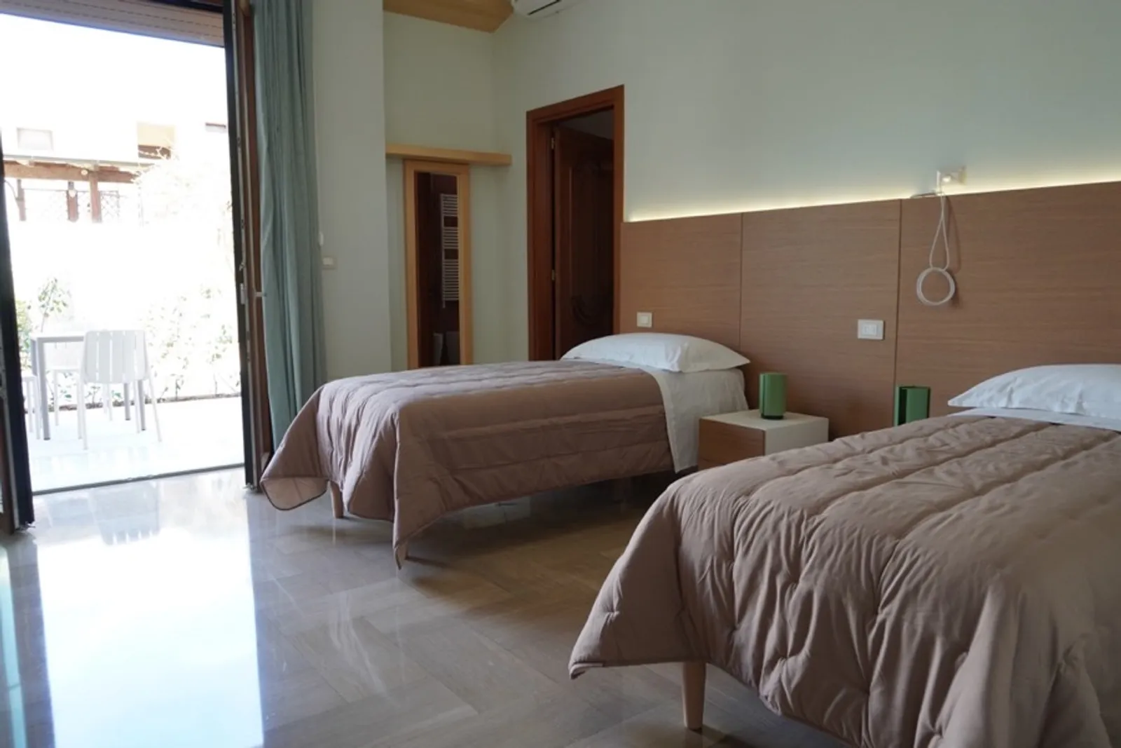 Camera da letto con terrazza privata in appartamento Lares Cohousing