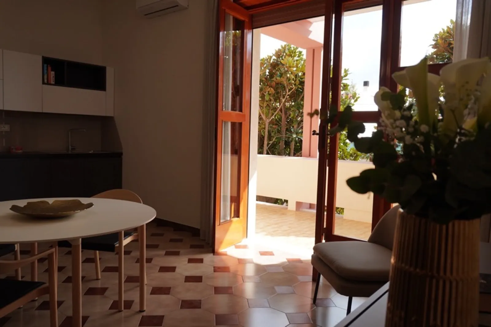 Cucina con affaccio sulla terrazza in appartamento Lares Cohousing