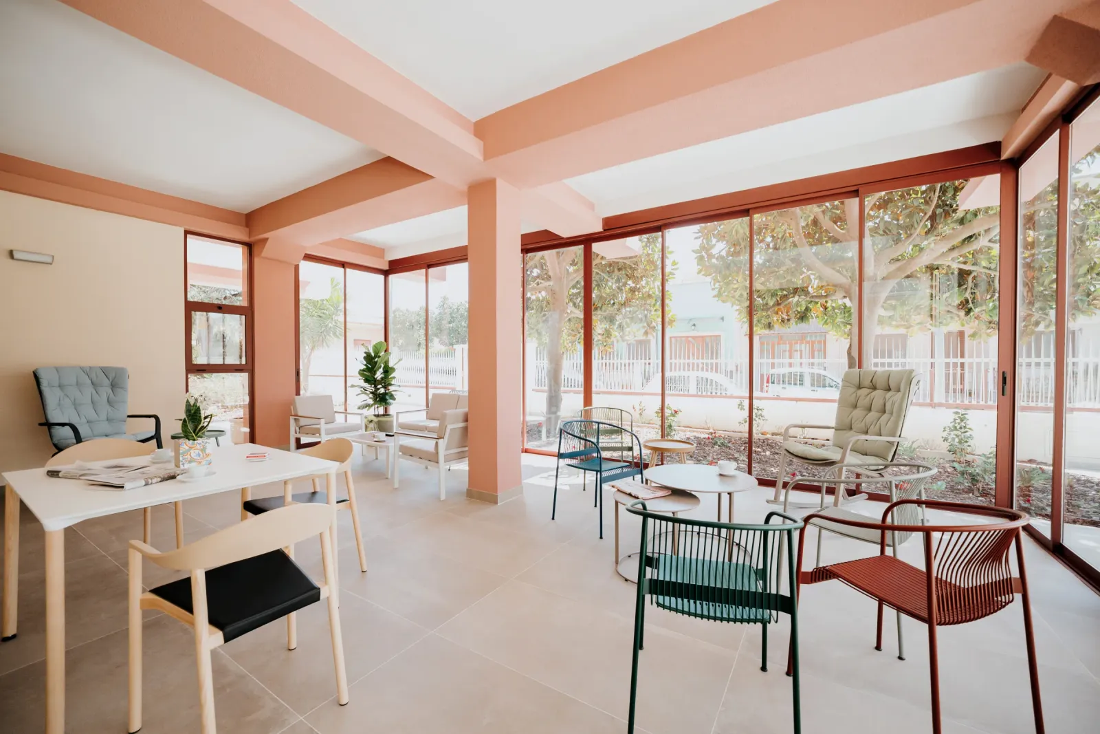 Sala comune con libreria del Lares Cohousing in Salento