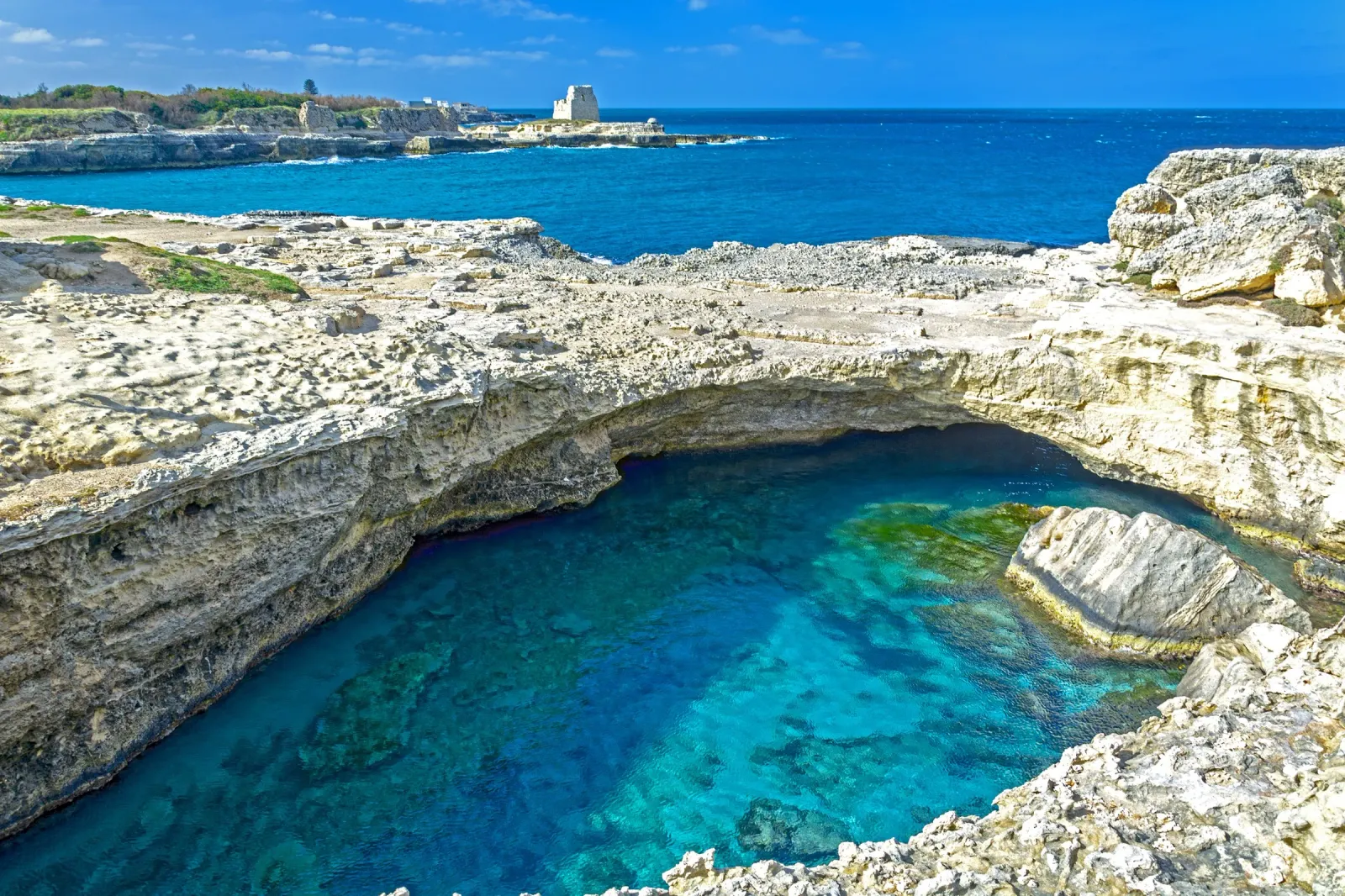 Grotta della Poesia, piscina naturale sulla costa adriatica del Salento